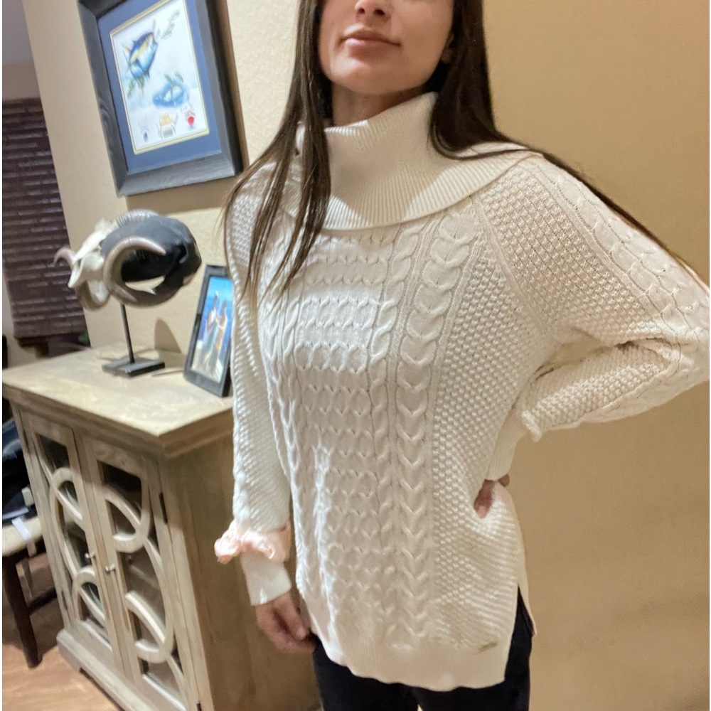 MICHAEL KORS CREAMY WHITE SWEATER size medium